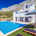 Vila Flora With A 53 Sqm Private Pool With Cinema With Projector And 4 En-suite Bedrooms
