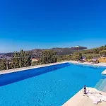 Flora With A 53 Sqm Private Pool With Cinema With Projector And 4 En-suite Bedrooms *