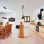 Flora With A 53 Sqm Private Pool With Cinema With Projector And 4 En-suite Bedrooms *