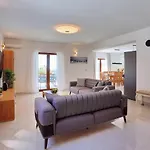 Vila Flora With A 53 Sqm Private Pool With Cinema With Projector And 4 En-suite Bedrooms