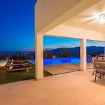 Flora With A 53 Sqm Private Pool With Cinema With Projector And 4 En-suite Bedrooms Vila Gata