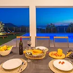 Flora With A 53 Sqm Private Pool With Cinema With Projector And 4 En-suite Bedrooms Vila