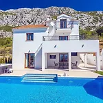 Flora With A 53 Sqm Private Pool With Cinema With Projector And 4 En-suite Bedrooms *