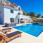 Flora With A 53 Sqm Private Pool With Cinema With Projector And 4 En-suite Bedrooms