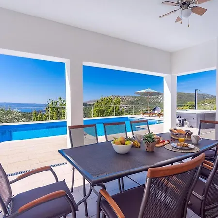 Vila Flora With A 53 Sqm Private Pool With Cinema With Projector And 4 En-suite Bedrooms Gata