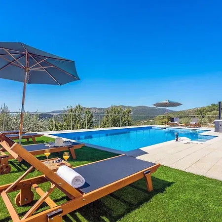 Vila Flora With A 53 Sqm Private Pool With Cinema With Projector And 4 En-suite Bedrooms *