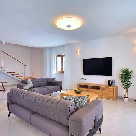 Vila Flora With A 53 Sqm Private Pool With Cinema With Projector And 4 En-suite Bedrooms