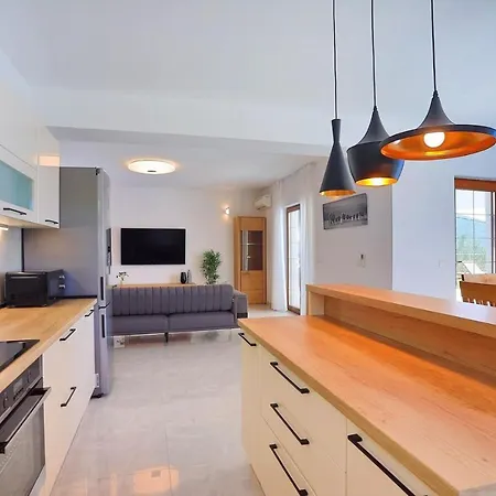 Villa Flora With A 53 Sqm Private Pool With Cinema With Projector And 4 En-suite Bedrooms *