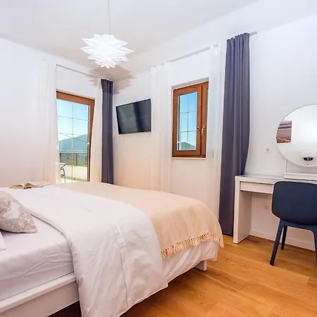 Vila Flora With A 53 Sqm Private Pool With Cinema With Projector And 4 En-suite Bedrooms *