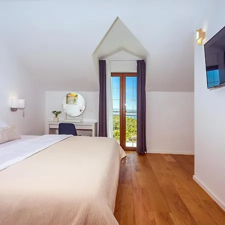 Flora With A 53 Sqm Private Pool With Cinema With Projector And 4 En-suite Bedrooms Vila *