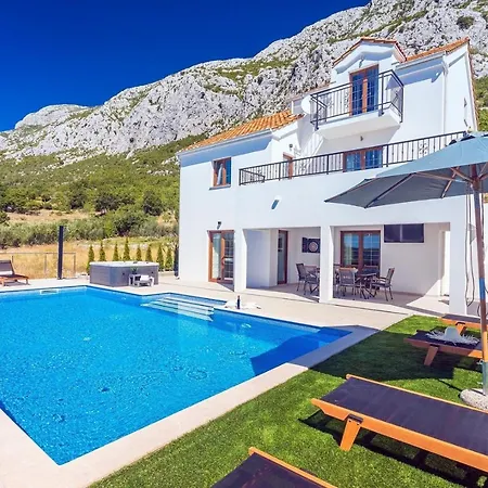 Vila Flora With A 53 Sqm Private Pool With Cinema With Projector And 4 En-suite Bedrooms