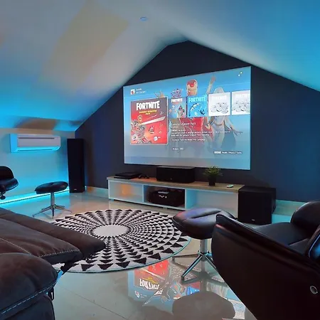 Vila Flora With A 53 Sqm Private Pool With Cinema With Projector And 4 En-suite Bedrooms