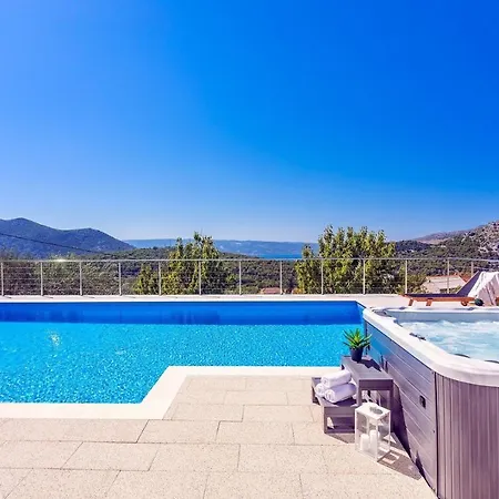 Villa Flora With A 53 Sqm Private Pool With Cinema With Projector And 4 En-suite Bedrooms *