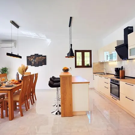 Flora With A 53 Sqm Private Pool With Cinema With Projector And 4 En-suite Bedrooms *