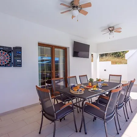 Vila Flora With A 53 Sqm Private Pool With Cinema With Projector And 4 En-suite Bedrooms