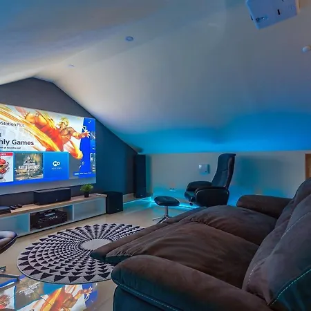 Flora With A 53 Sqm Private Pool With Cinema With Projector And 4 En-suite Bedrooms *