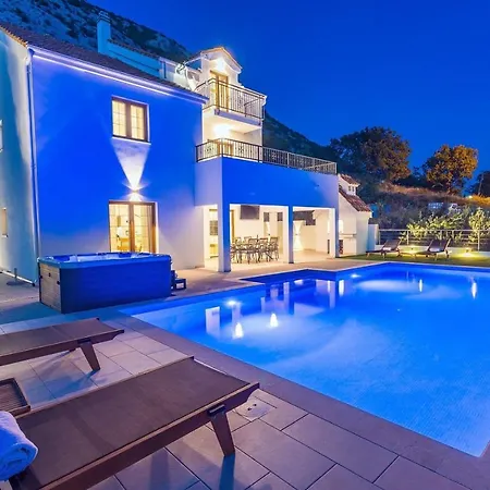 Flora With A 53 Sqm Private Pool With Cinema With Projector And 4 En-suite Bedrooms