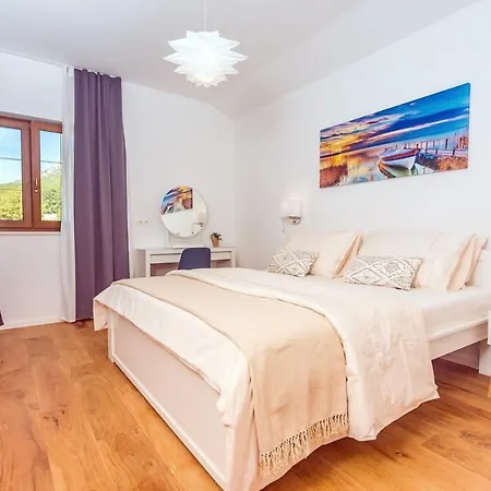 Villa Flora With A 53 Sqm Private Pool With Cinema With Projector And 4 En-suite Bedrooms *