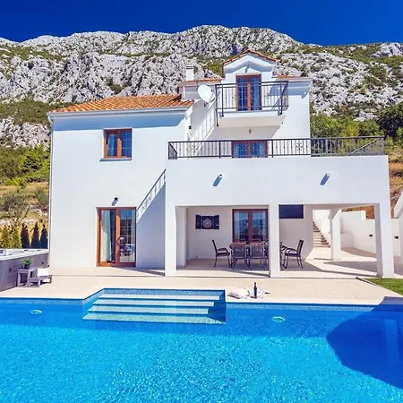 Flora With A 53 Sqm Private Pool With Cinema With Projector And 4 En-suite Bedrooms *