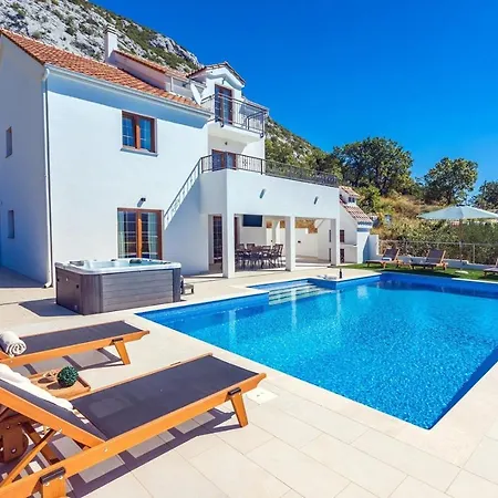 Flora With A 53 Sqm Private Pool With Cinema With Projector And 4 En-suite Bedrooms