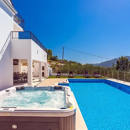Flora With A 53 Sqm Private Pool With Cinema With Projector And 4 En-suite Bedrooms Villa Gata