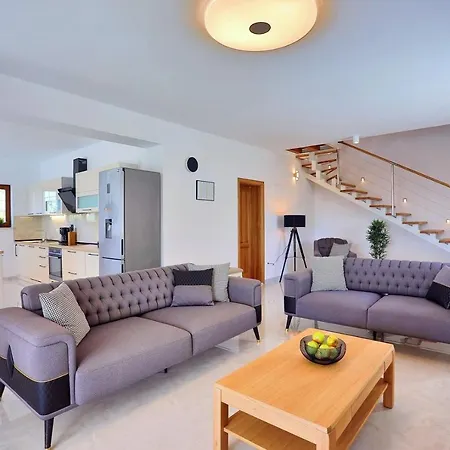 Flora With A 53 Sqm Private Pool With Cinema With Projector And 4 En-suite Bedrooms Vila