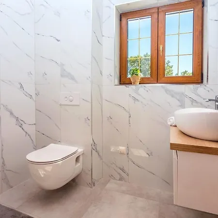 Flora With A 53 Sqm Private Pool With Cinema With Projector And 4 En-suite Bedrooms