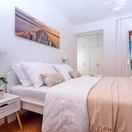 Vila Flora With A 53 Sqm Private Pool With Cinema With Projector And 4 En-suite Bedrooms