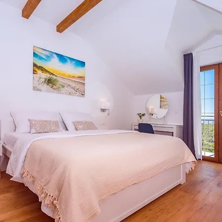 Flora With A 53 Sqm Private Pool With Cinema With Projector And 4 En-suite Bedrooms *