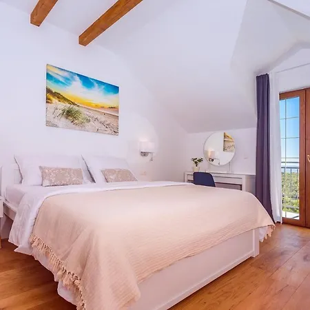 Flora With A 53 Sqm Private Pool With Cinema With Projector And 4 En-suite Bedrooms *