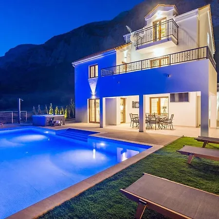 Villa Flora With A 53 Sqm Private Pool With Cinema With Projector And 4 En-suite Bedrooms