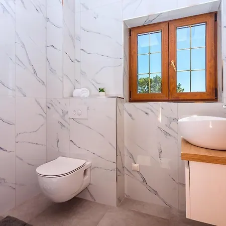 Vila Flora With A 53 Sqm Private Pool With Cinema With Projector And 4 En-suite Bedrooms *
