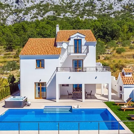 Flora With A 53 Sqm Private Pool With Cinema With Projector And 4 En-suite Bedrooms